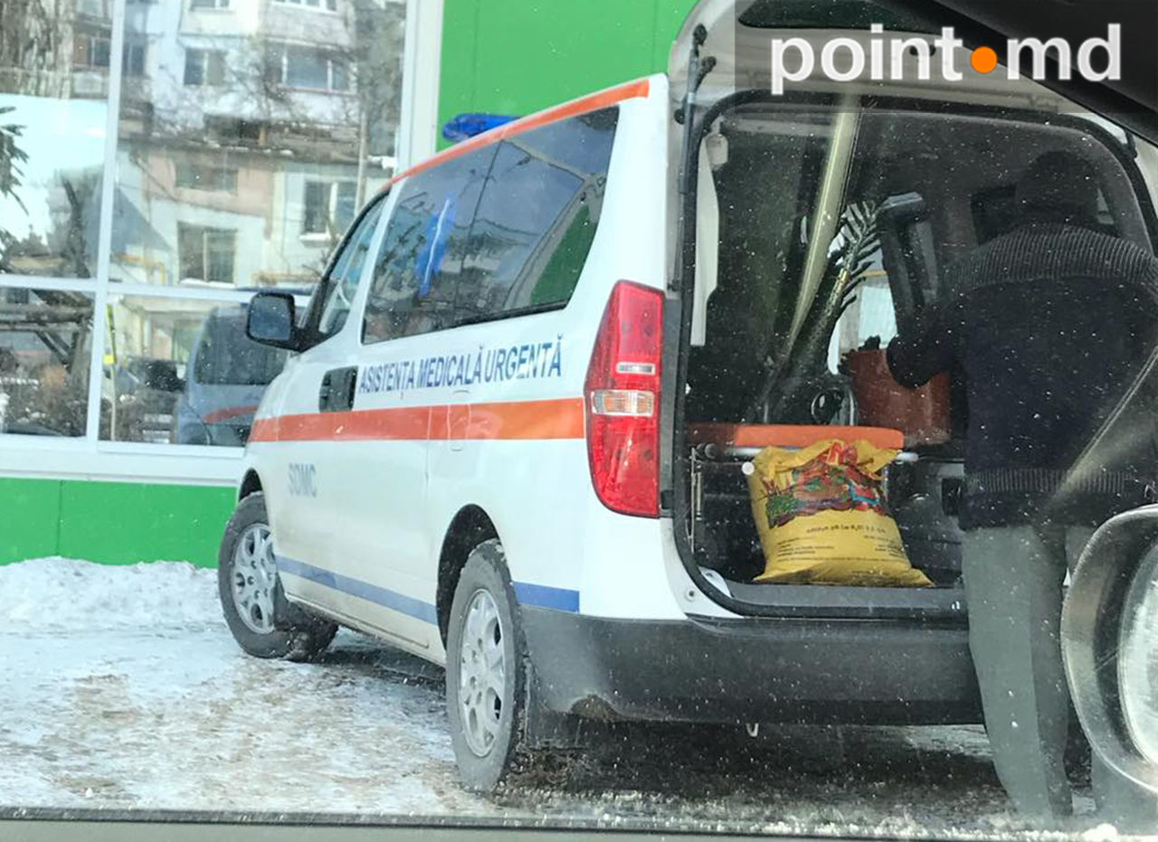 В Кишиневе в машину скорой помощи загрузили цветы и землю