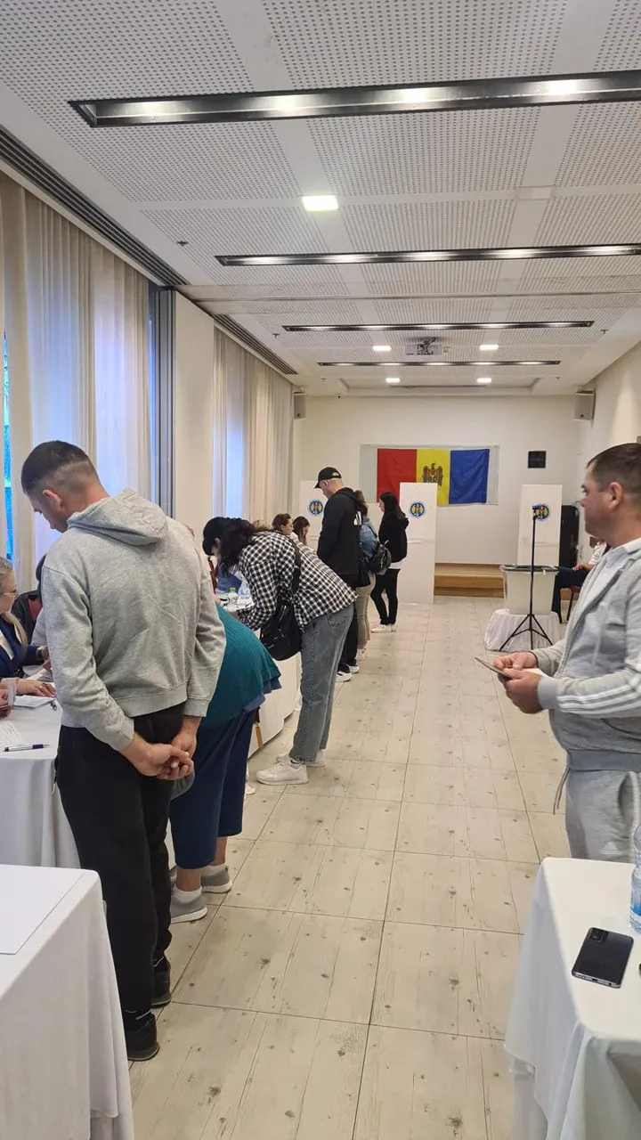 Граждане Молдовы в Тель-Авиве стоят в очереди, чтобы проголосовать