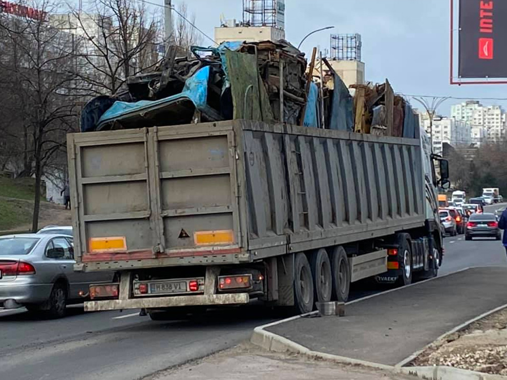 По отремонтированной улице в Кишиневе ездят многотоннажные грузовики