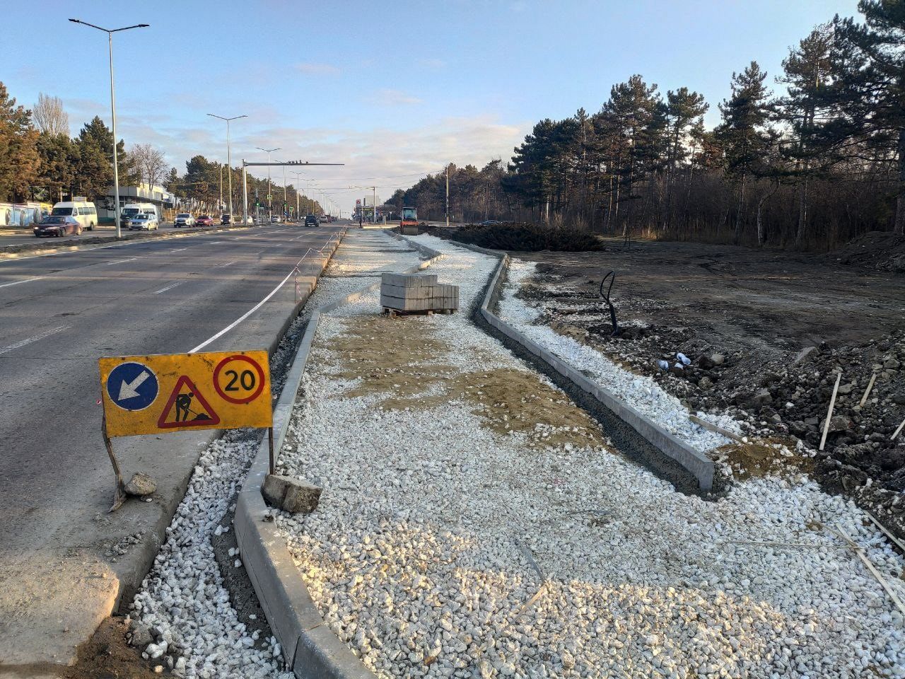 В столичном секторе Рышкановка продолжается ремонт бордюров
