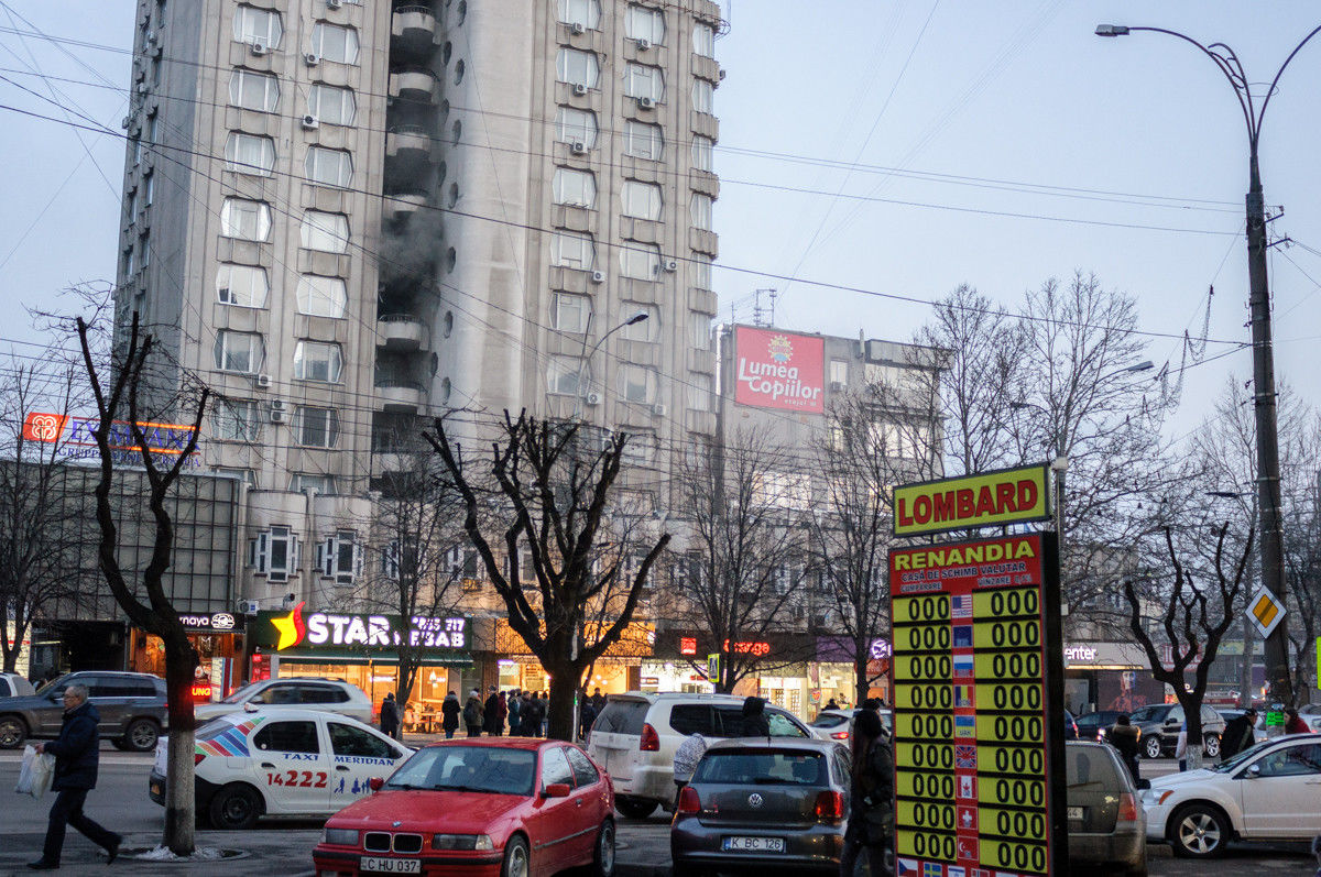 Incendiu în Capitală: O persoană a avut de suferit. Primele imagini