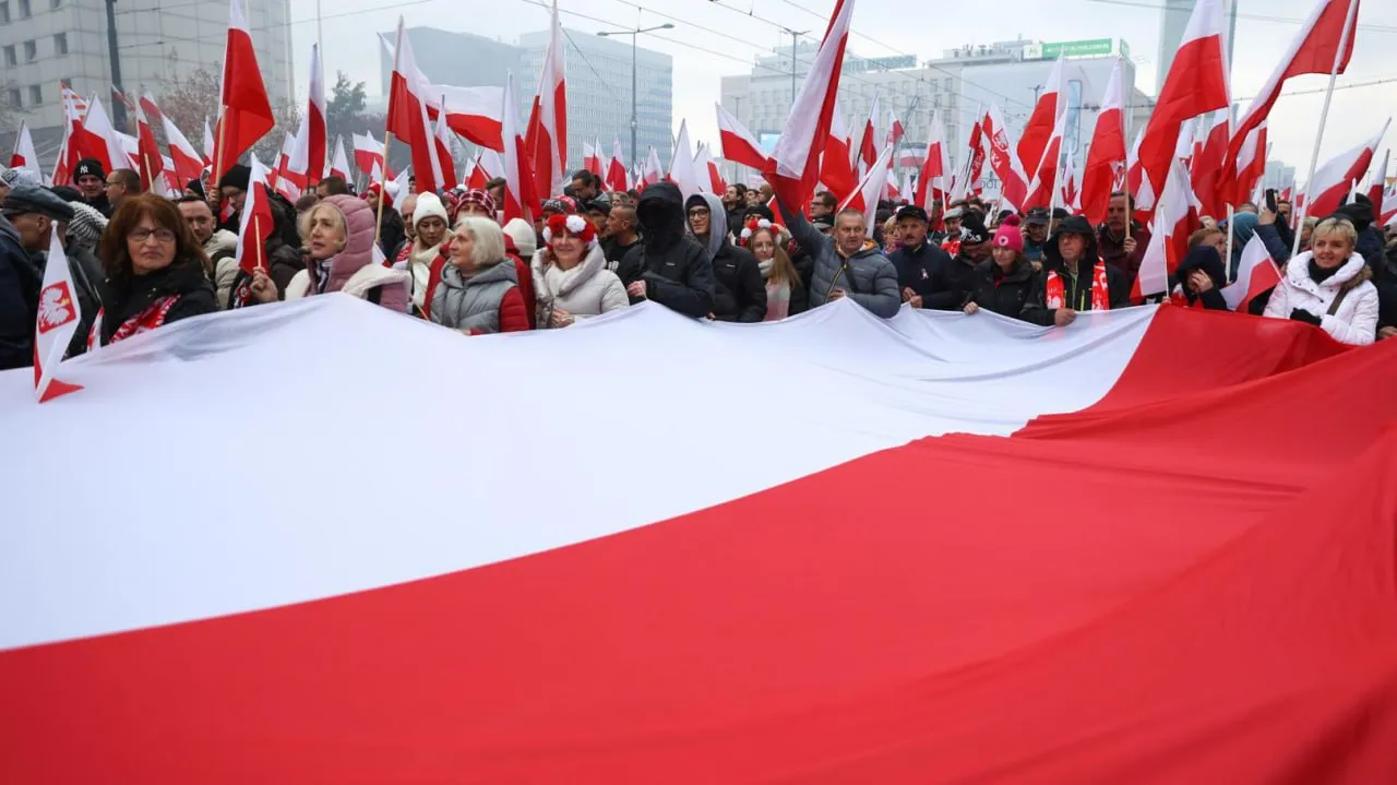 Десятки тысяч человек вышли на марш националистов в Варшаве