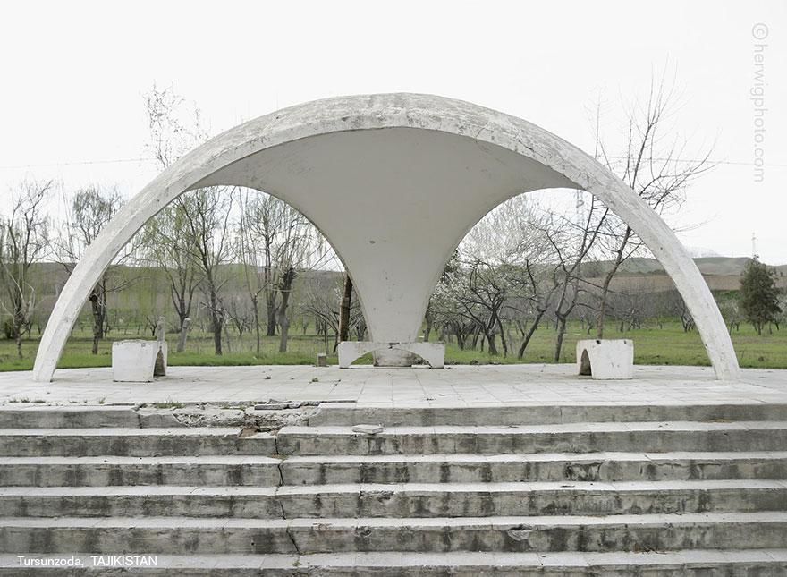 Канадский фотограф запечатлел советские автобусные остановки, в том числе в Молдове