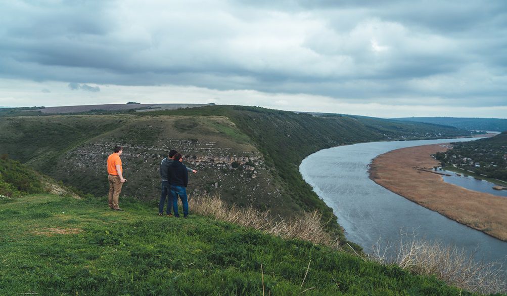 Au urcat în trei pick-upuri și au pornit să exploreze Moldova. 8 tineri parcurg 2000 de km în 5 zile