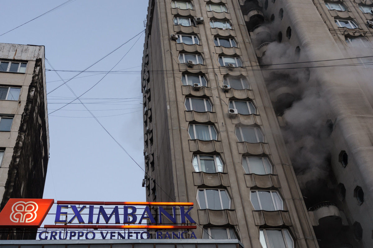 Incendiu în Capitală: O persoană a avut de suferit. Primele imagini
