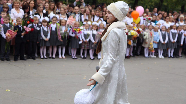 Vine iarna! Moş Gerilă şi Fulguţa au felicitat elevii cu ocazia începutului noului an şcolar