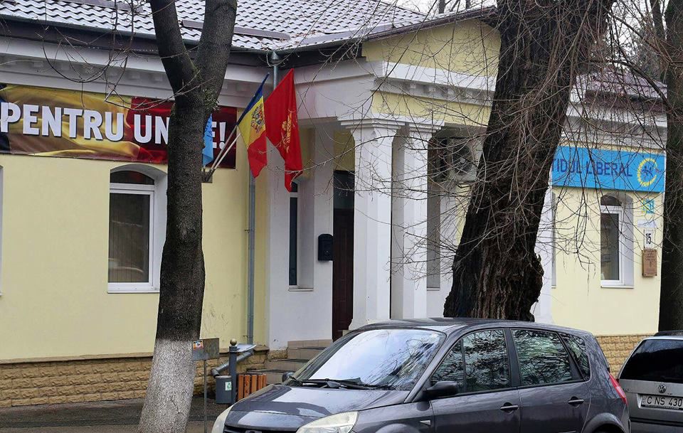 „Războiul drapelelor” continuă: Liberalii s-au trezit cu steagul „moldoveniștilor” arborat la sediul central
