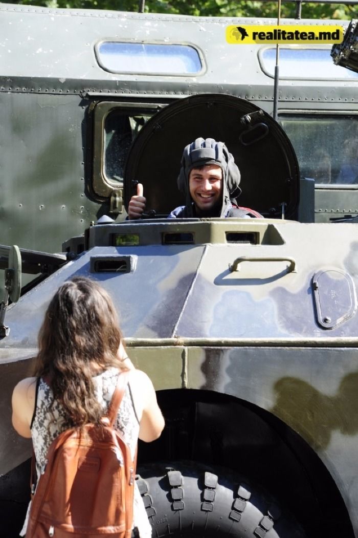 В парке Валя Морилор прошла выставка оружия и военной техники