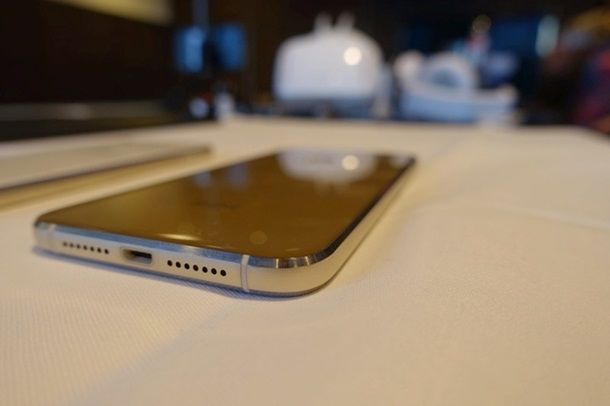 Alcatel выпустила бюжетный смартфон из металла и стекла
