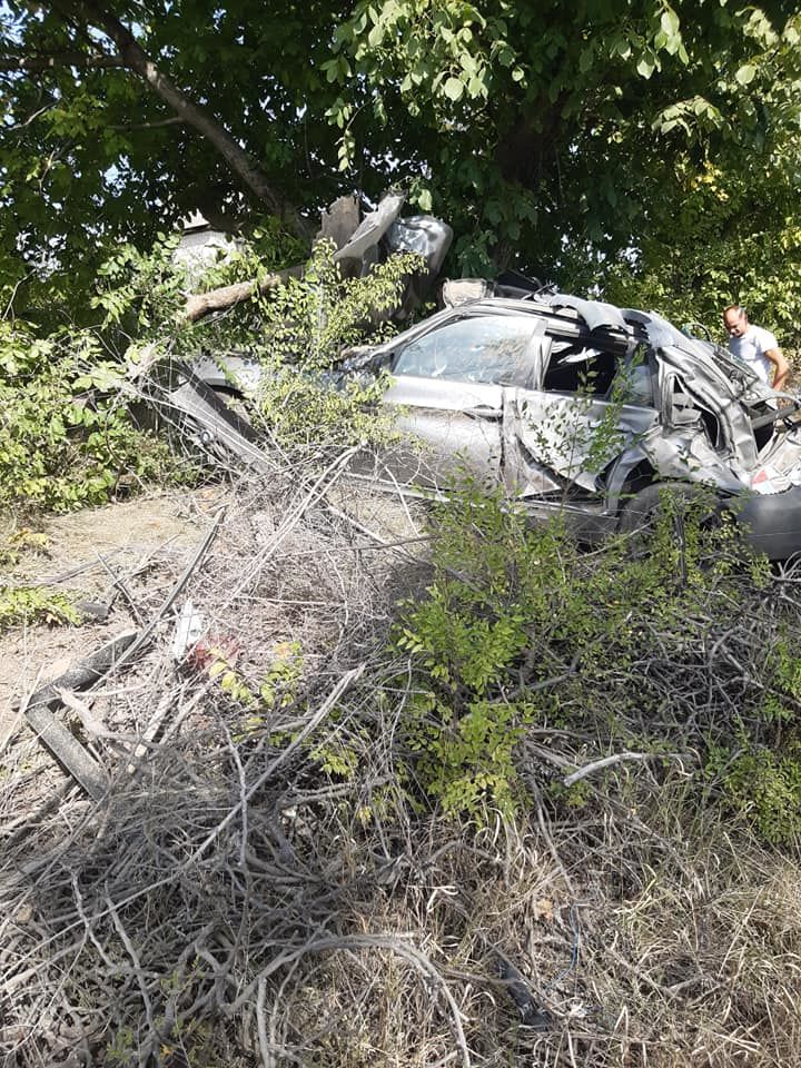 В Трушенах BMW превратился в груду металла, врезавшись в столб и дерево
