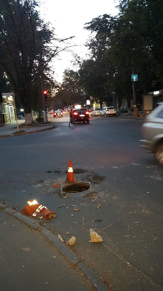 Автомобиль провалился в открытый люк на столичном перекрестке