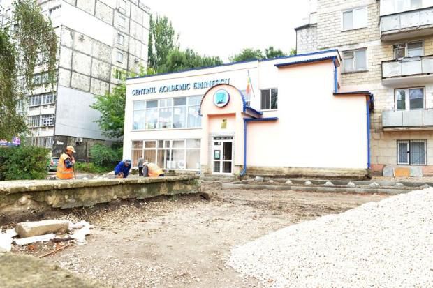 В Кишиневе на месте незаконной парковки обустроят зону отдыха