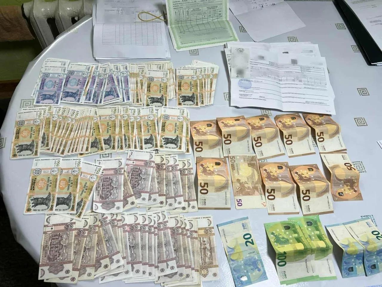 Percheziții la Hâncești-Silva: CNA a ridicat peste 102.000 de euro și 680.000 de lei