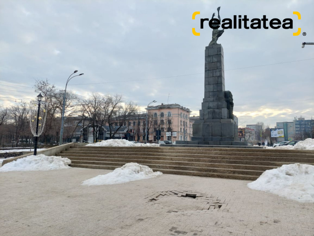 На отремонтированной месяц назад аллее Григоре Виеру просела тротуарная плитка