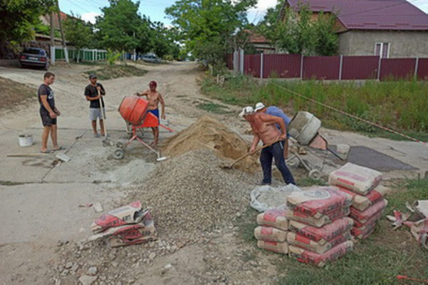 В Казаклии в ремонте дорог принимают участие и местные жители