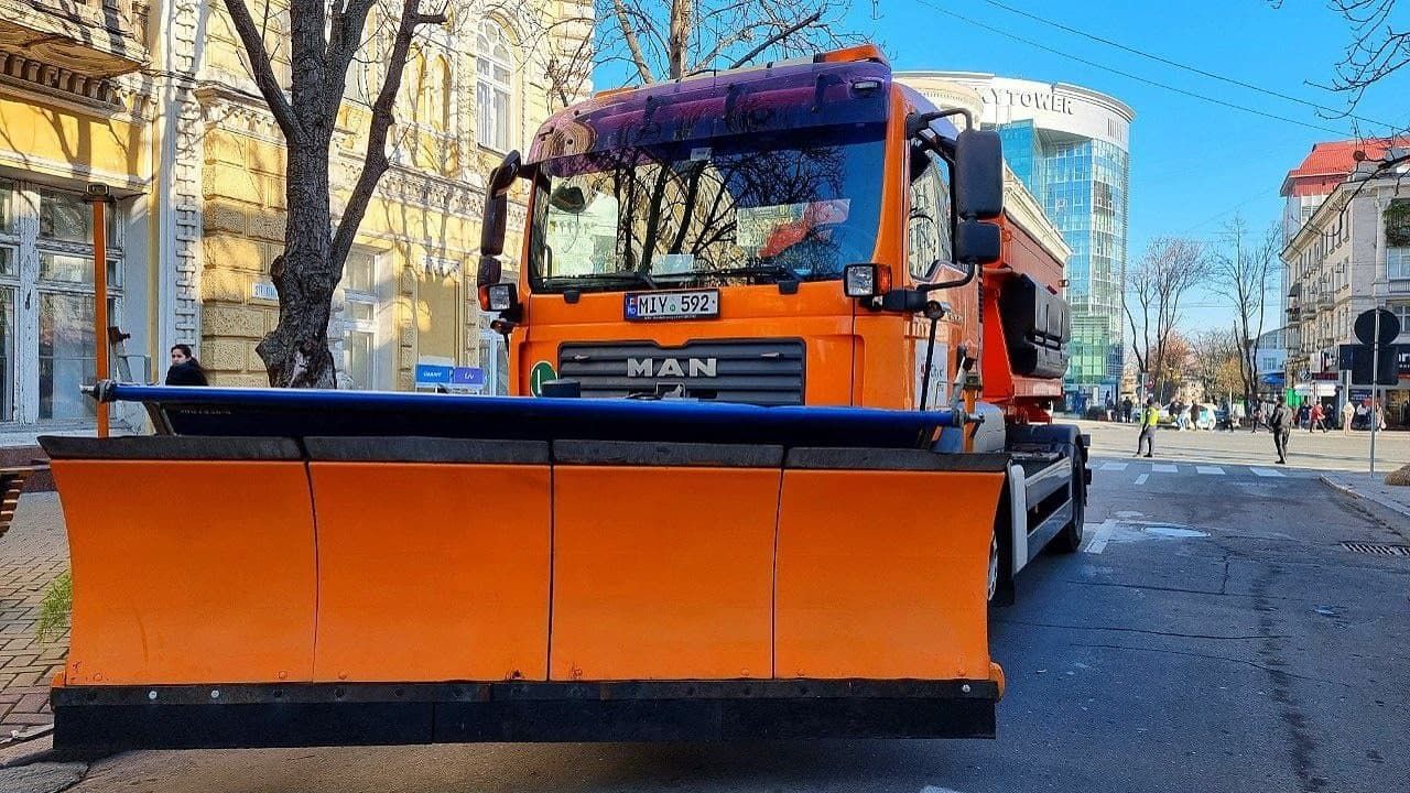 Мэрия Вены передала Кишиневу новый спецавтомобиль для уборки улиц