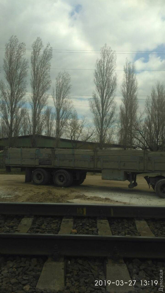 В Затоке продолжают застраивать побережье: КамАзы подвозят арматуру и щебень