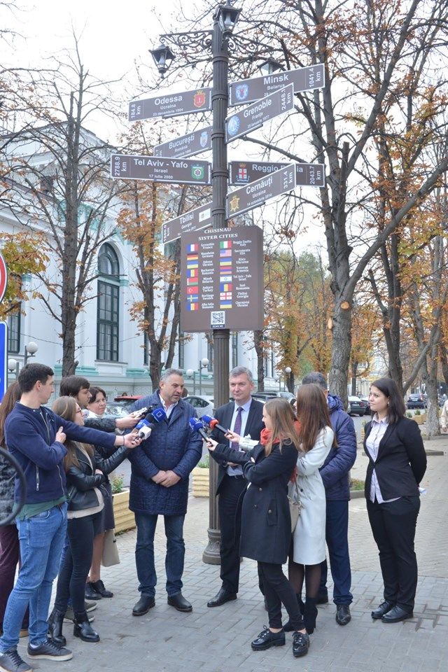 Рядом с мэрией установили столб с названиями городов-побратимов Кишинева
