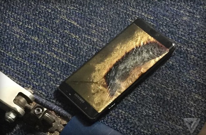 В США эвакуировали самолет из-за загоревшегося смартфона Samsung