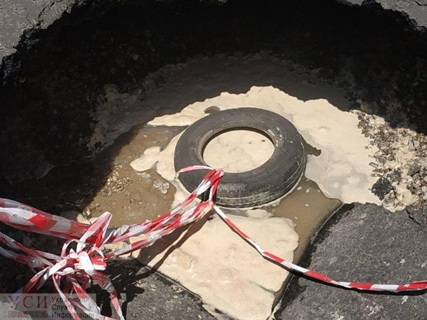 В Одессе посреди дороги появился провал глубиной полтора метра