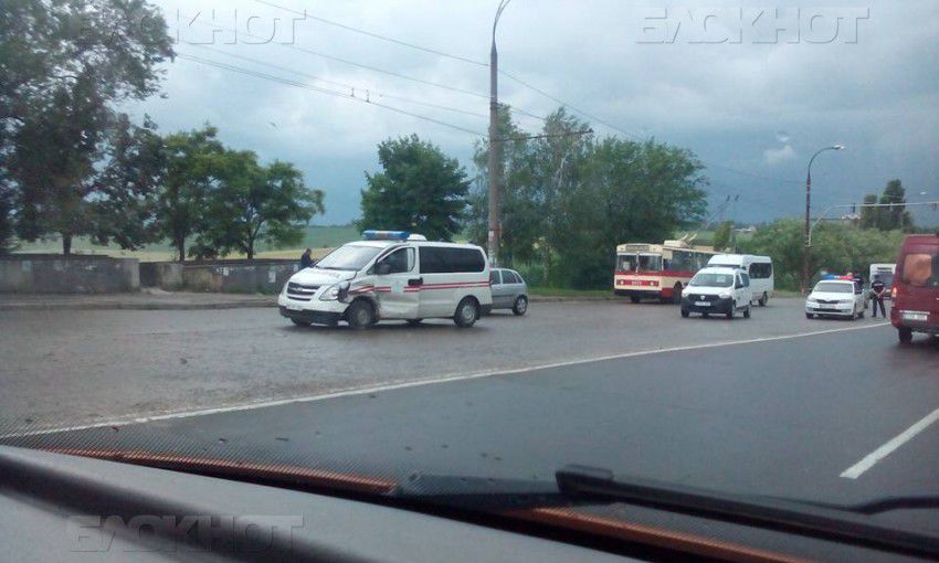 У Южного автовокзала произошла авария с участием скорой помощи