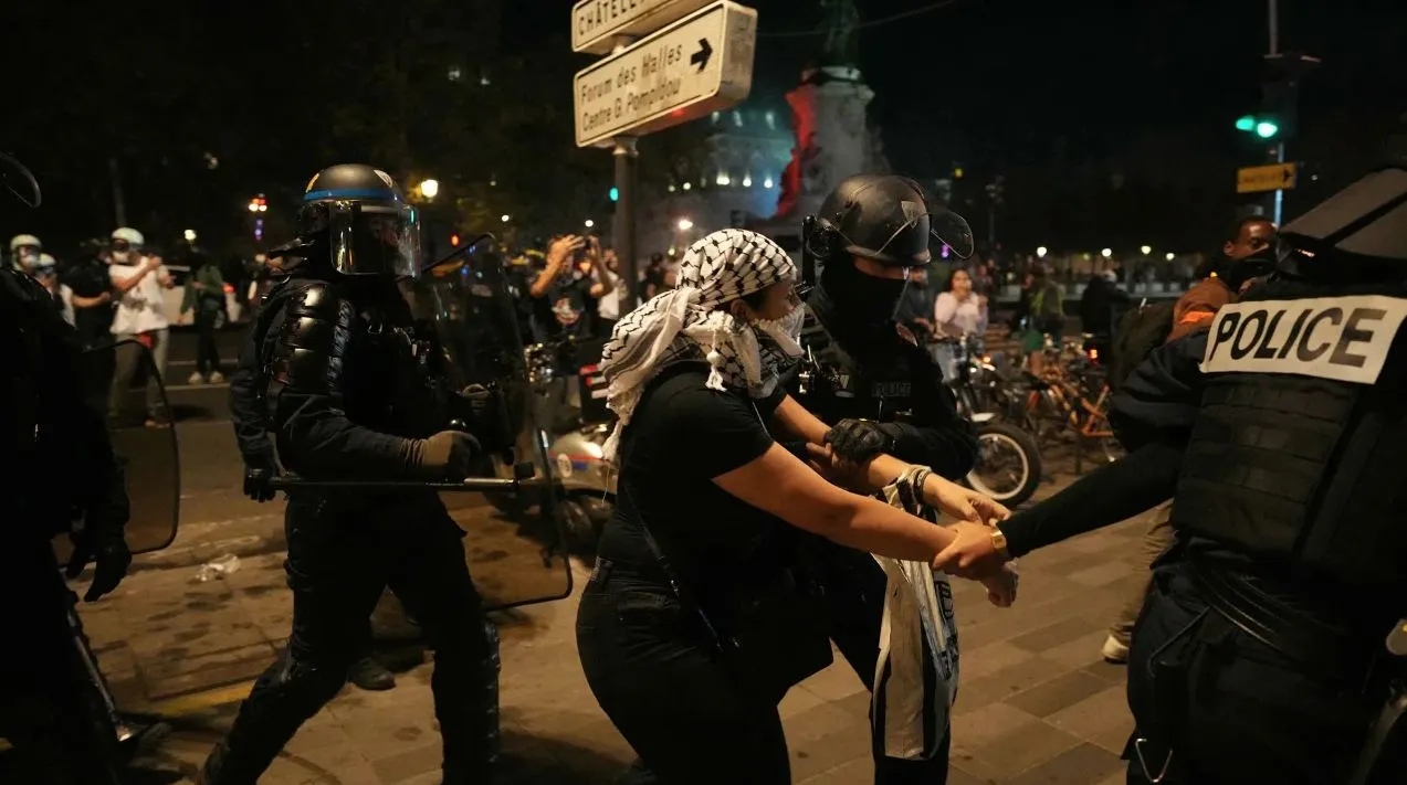 В Париже полиция разогнала водометами митинг в поддержку палестинцев