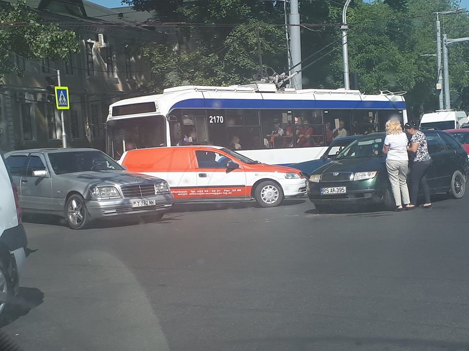 В центре столицы произошло ДТП с участием троллейбуса и трех машин