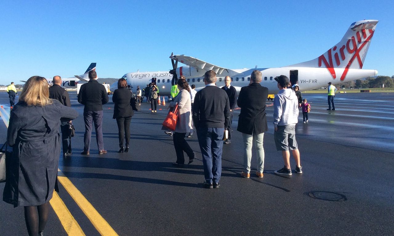 Pasagerii au sărit dintr-un avion în Australia, după o ameninţare falsă cu bombă