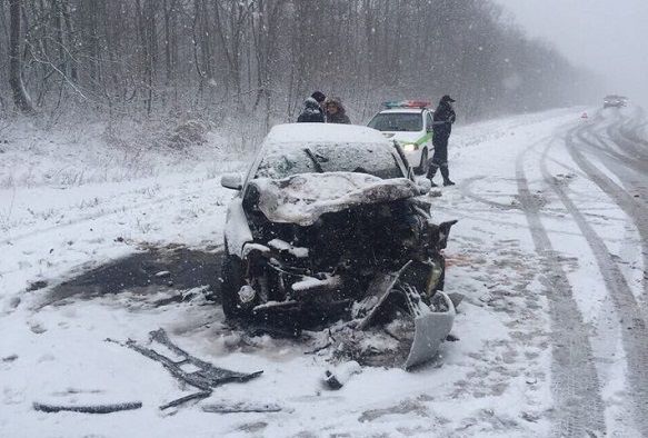 Două mașini s-au ciocnit violent pe șoseaua Chișinău - Bălți. Ambulanța se află acolo