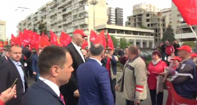Dodon si boxerul Valuev, baie de mulțime la marșul socialiștilor de 1 mai