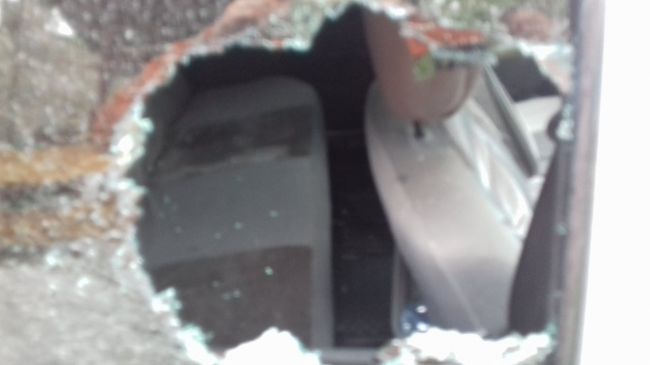 В Яловенах воры разбили окно и ограбили машину у ворот дома владельца