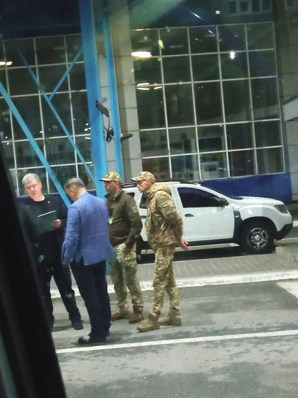 Порошенко пытался уехать из Украины: пограничники его не выпустили