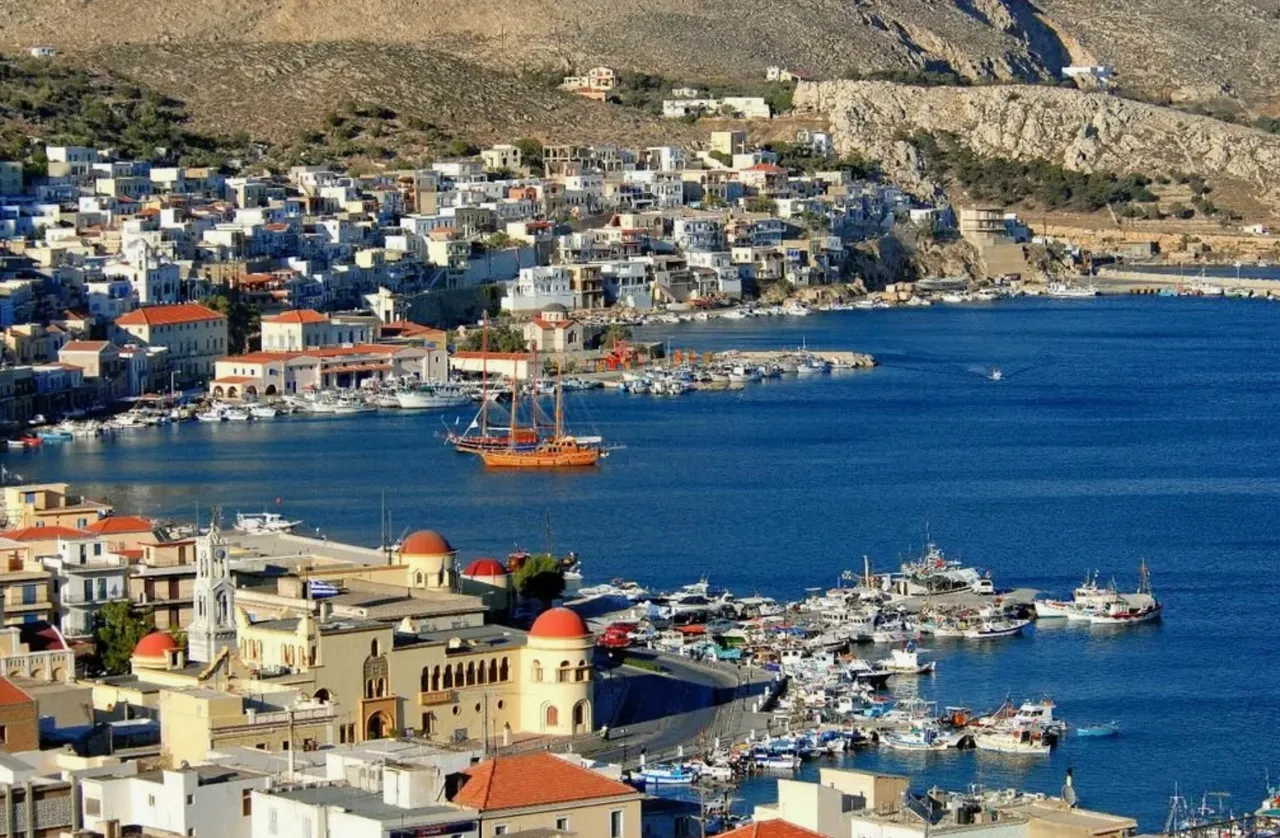 Top 3 cele mai bune insule grecești pentru călătorii în 2025: Santorini nu este în trend