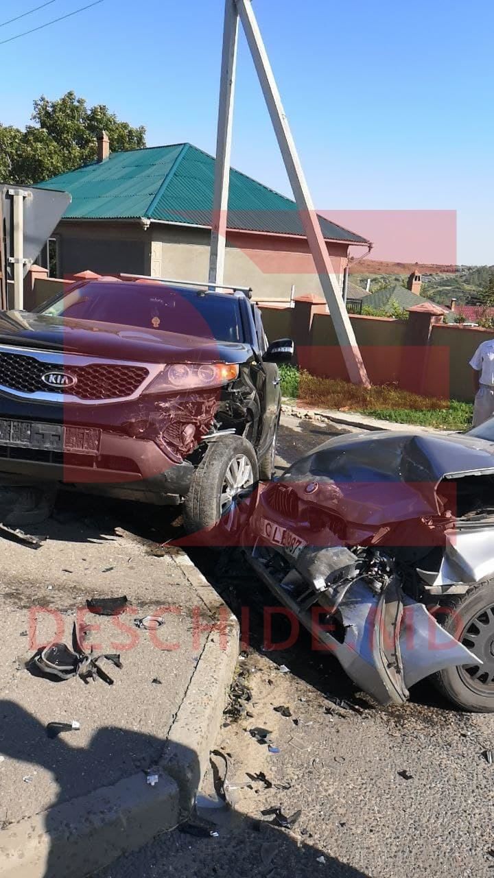 В Оргееве водитель на BMW врезался в припаркованную машину