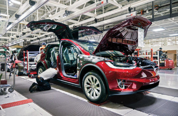 Cum arată interiorul fabricii de mașini Tesla
