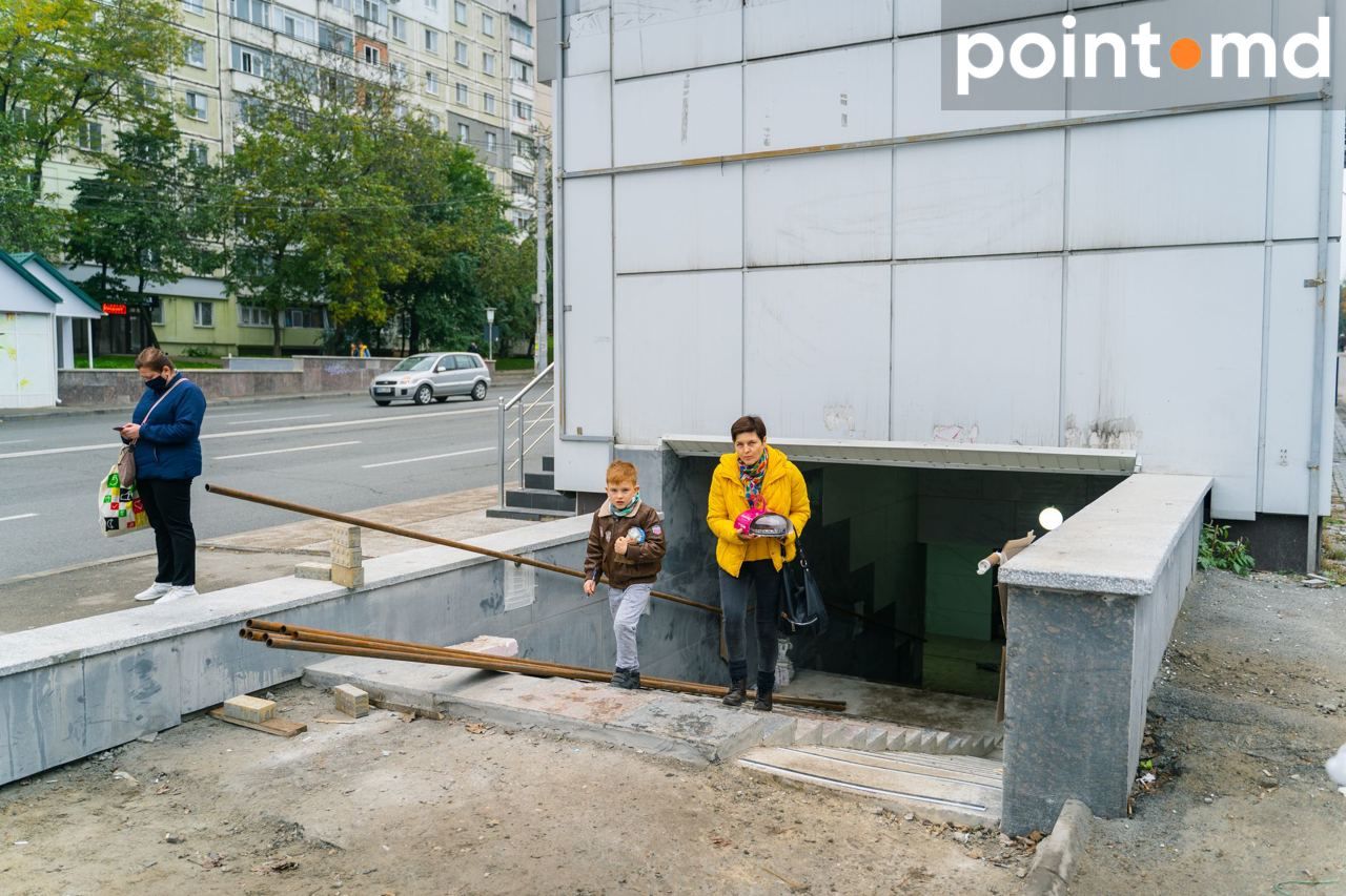 Кишиневцам трудно спускаться в подземку из-за пристройки над переходом