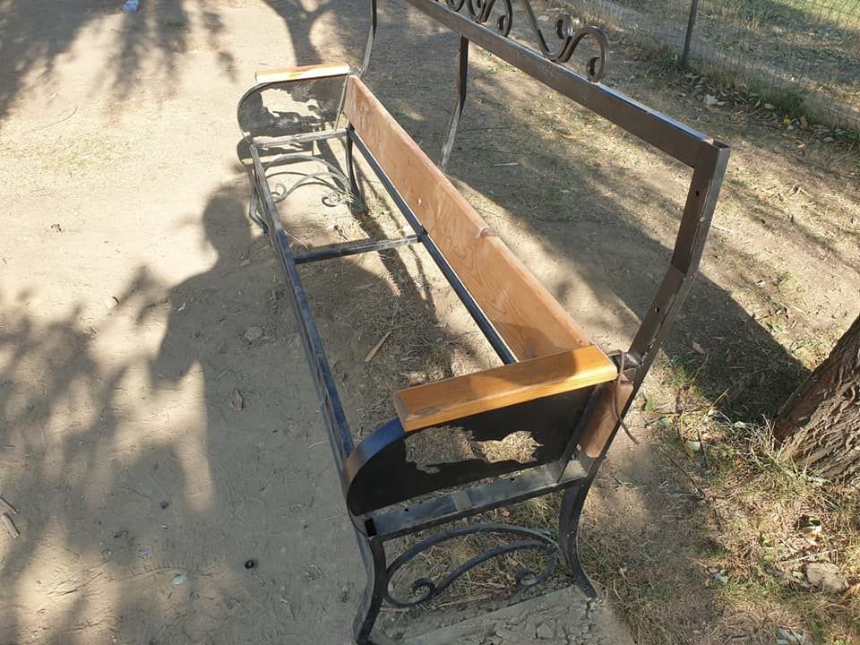 В Комрате в зоне отдыха вандалы сломали скамейки