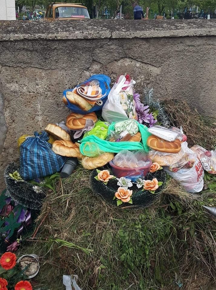 В Бричанском районе люди выбросили "поманы" под забор кладбища
