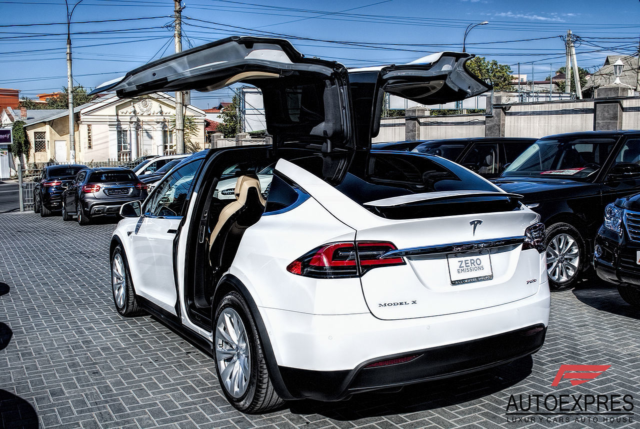 В Молдове выставили на продажу новую Tesla Model X