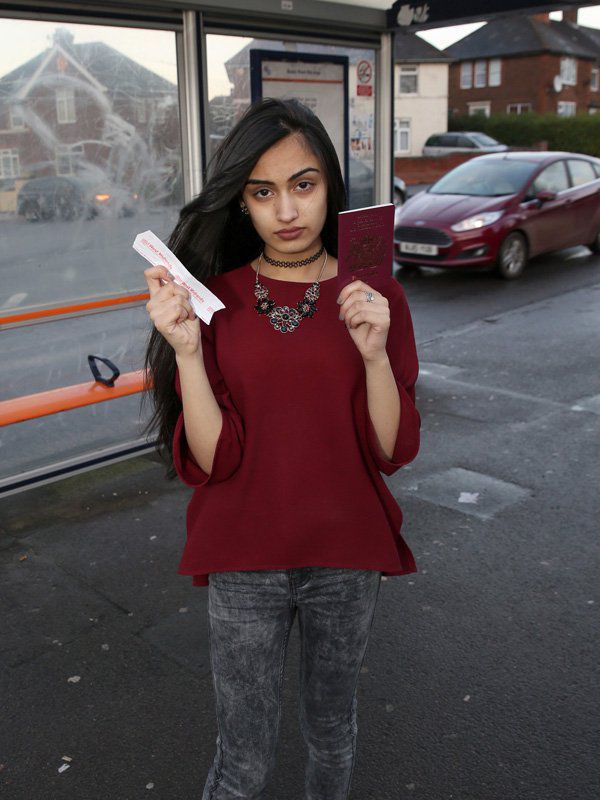a fost dată afară din autobuz, o adolescentă