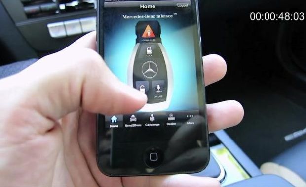 mercedesbenz eclass parcată smartphone, cheia cu ecran tactil