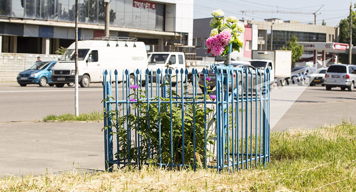 кресты на дорогах, памятники