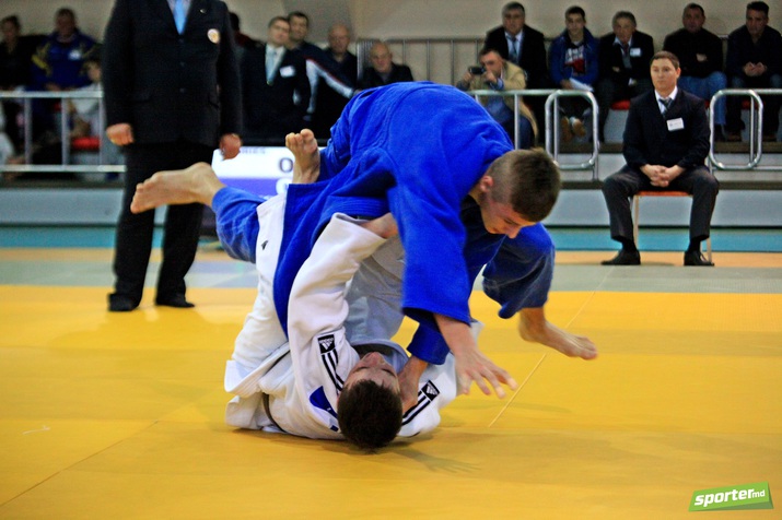 Спортивная борьба в кимоно на татами. Молдован борец дзюдо. Дзюдо Денис Богданов. Дети дзюдоисты. Федерация дзюдо Молдовы.