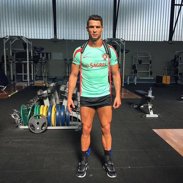 Criticism lips Hare Cristiano Ronaldo se laudă cu picioare de culturist (Foto)