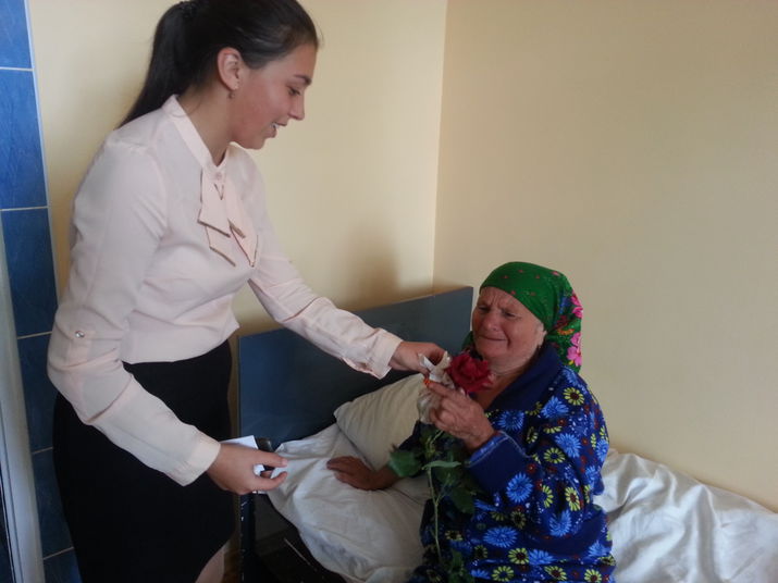 пожилые люди, подарки