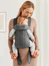 Marsupiu anatomic BabyBjorn Mini Dark Grey cu pozitii multiple de purtare 