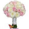 Классический свадебный букет из небольших белых и розовых роз.