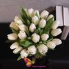 Букет из 25 белых тюльпанов в вазе