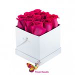 Малиновые розы в квадратной коробке