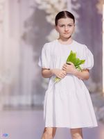 Белое платье с рюшами